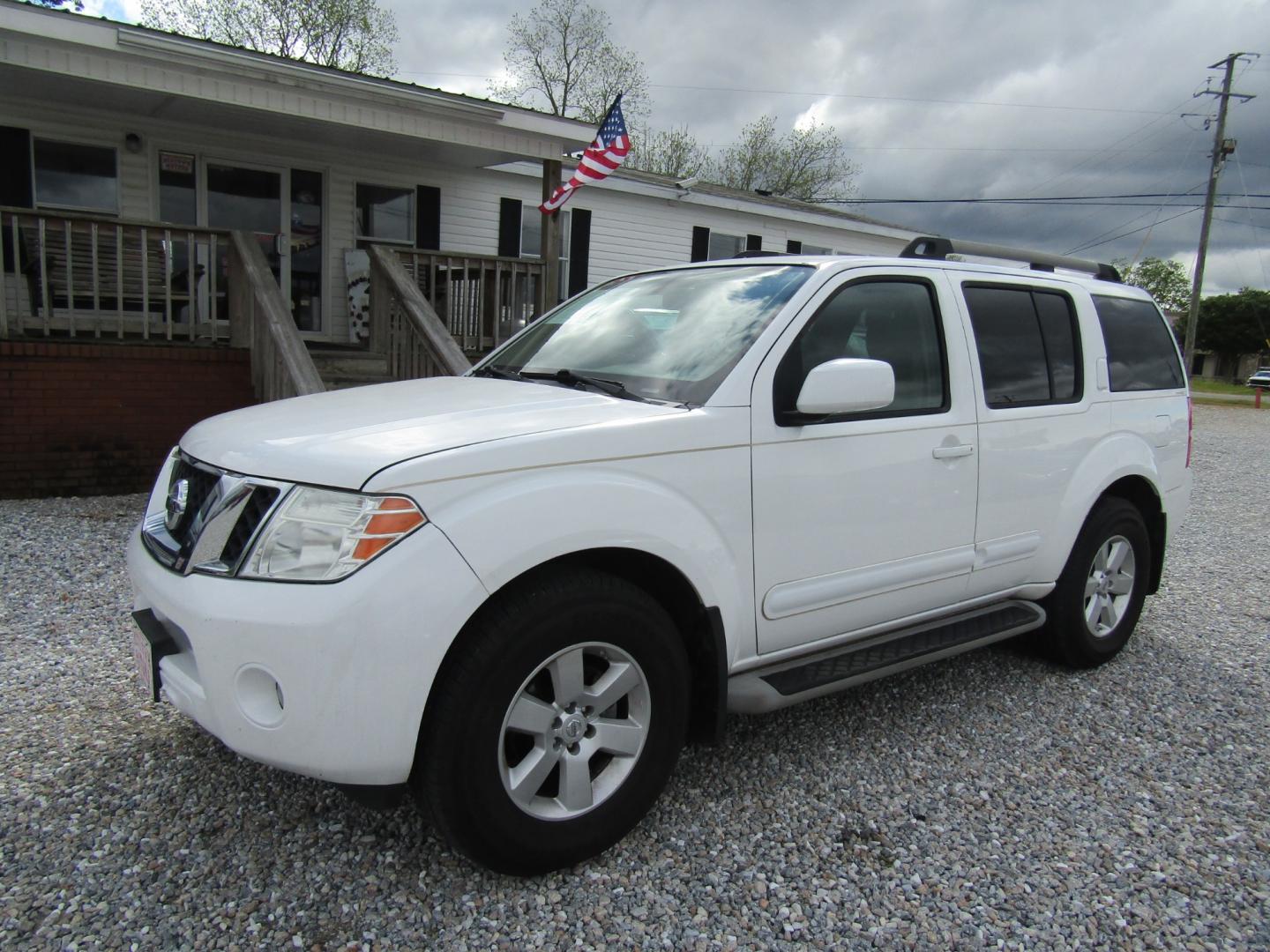 2011 White /Tan Nissan Pathfinder LE 2WD (5N1AR1NN6BC) with an 4.0L V6 DOHC 24V engine, Automatic transmission, located at 15016 S Hwy 231, Midland City, AL, 36350, (334) 983-3001, 31.306210, -85.495277 - Photo#2